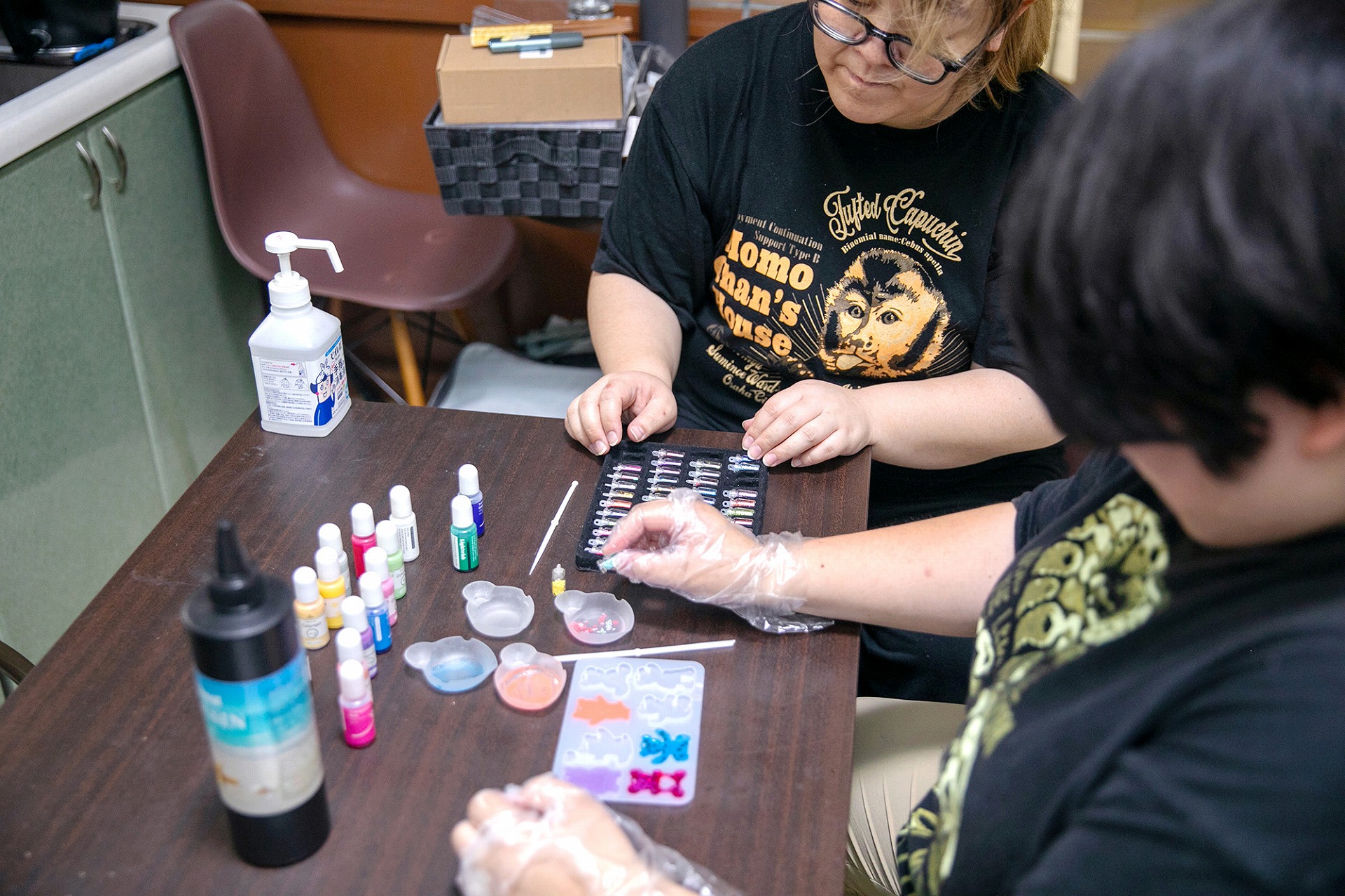 イベントで小物作りをする利用者