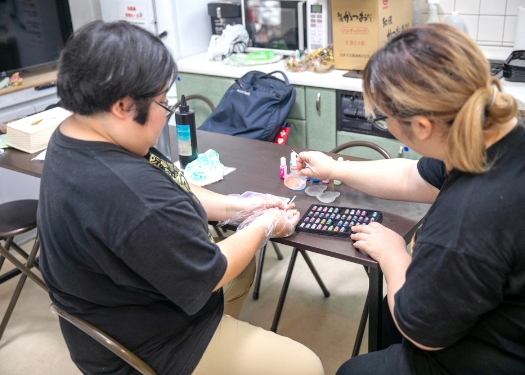 作業に取り組む利用者とスタッフ