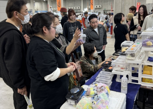 イベント会場で接客と販売をする様子